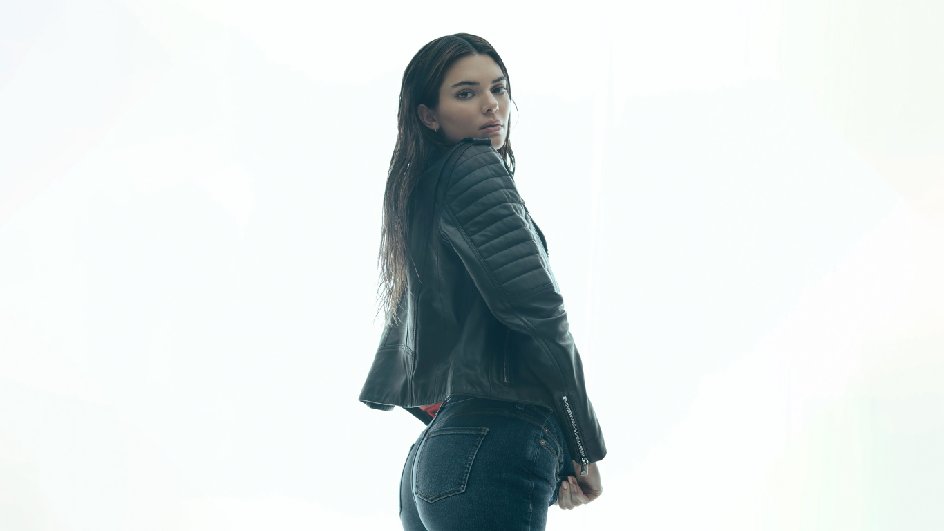 Модель Кендалл Дженнер в черной куртке на белом фоне