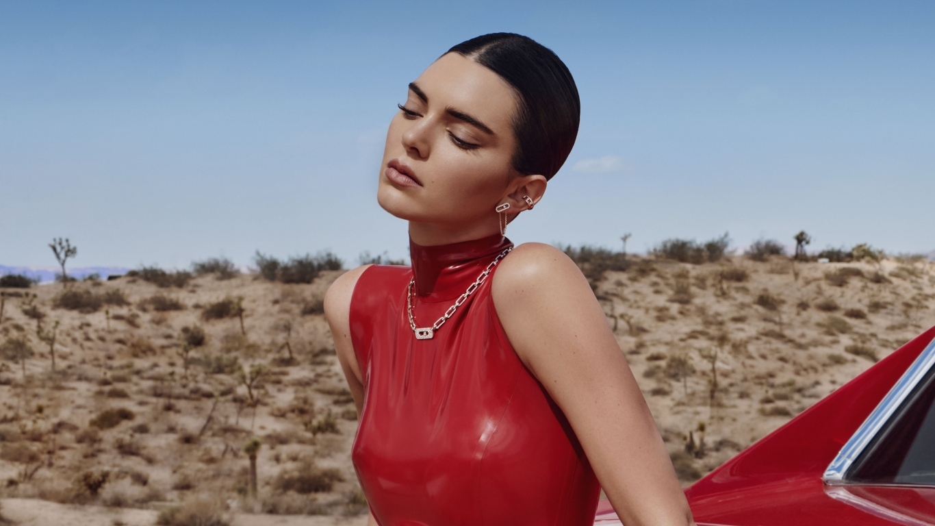 Модель Кендалл Дженнер в красном платье