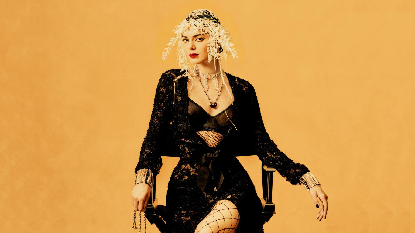 Модель Кендалл Дженнер сидит на стуле в черном наряде