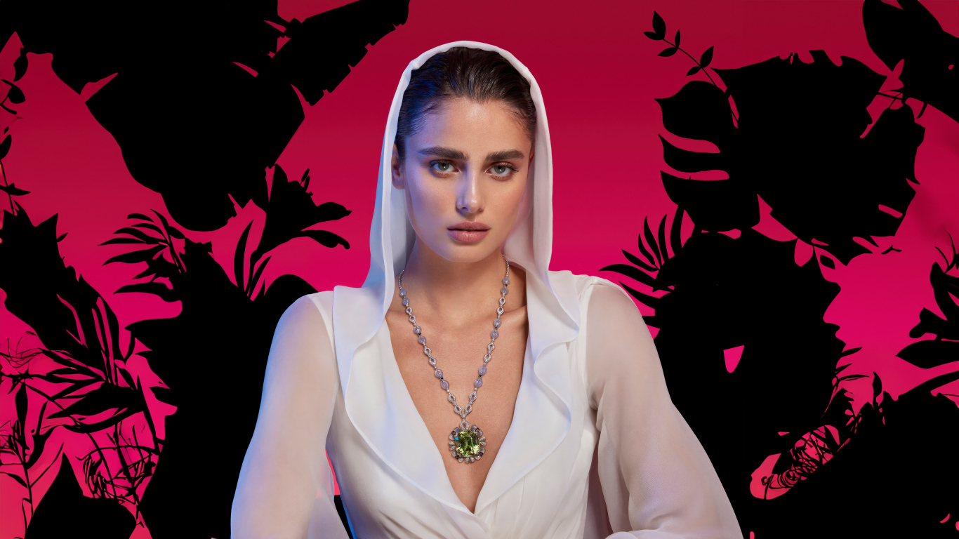 Модель Тейлор Хилл в красивом наряде