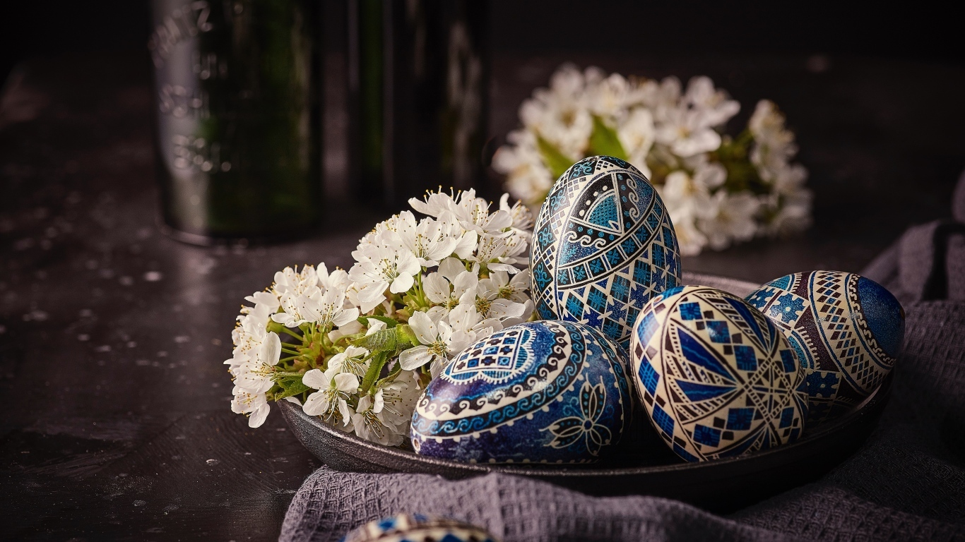 Красивые расписные яйца с цветами вишни на Пасху