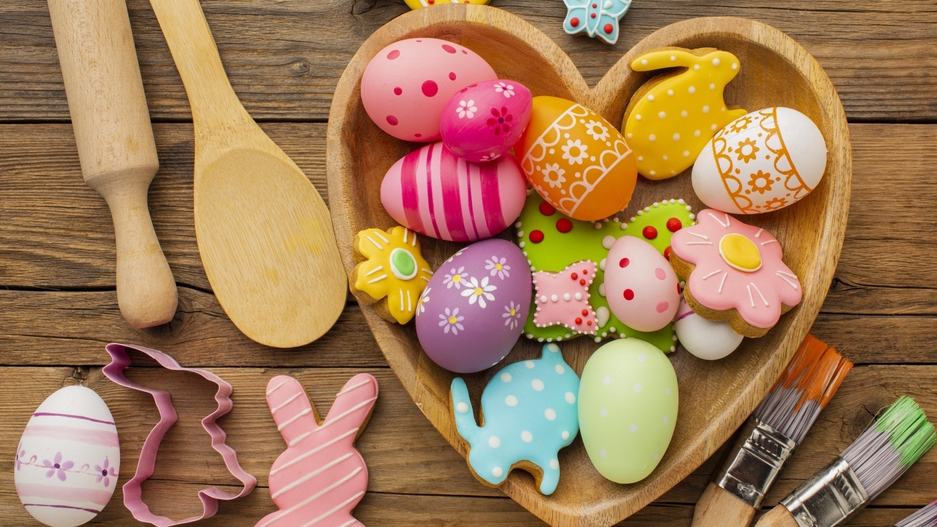 Пасхальные сладости и крашеные яйца на столе на Пасху