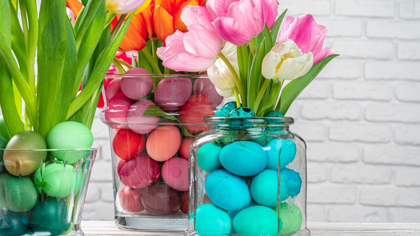 Банки с крашеными яйцами и тюльпанами на Пасху
