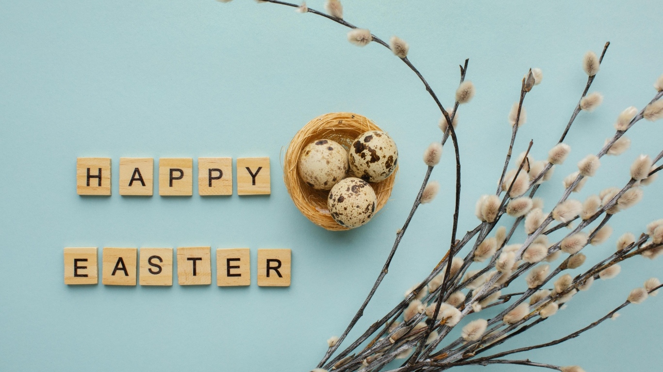 Надпись счастливой Пасхи на голубом фоне с веткой вербы и яйцами