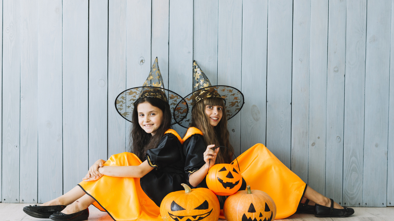 Две маленькие девочки в костюмах на Хэллоуин