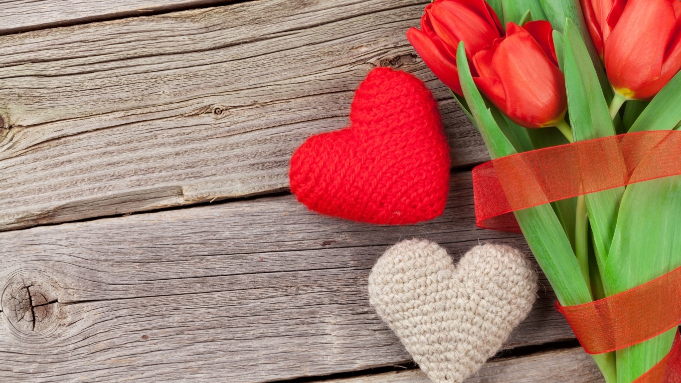 Букет тюльпанов и два сердца для любимой на 8 марта