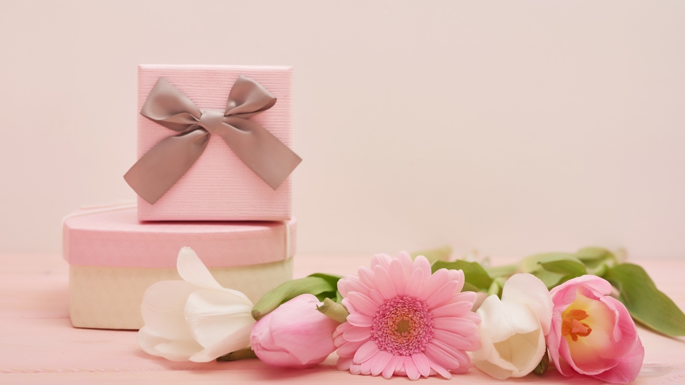 Букет и подарки на розовом фоне на Международный женский день