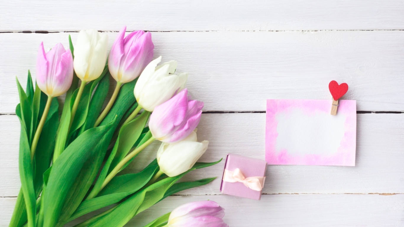 Букет розовых тюльпанов и открытка на 8 марта