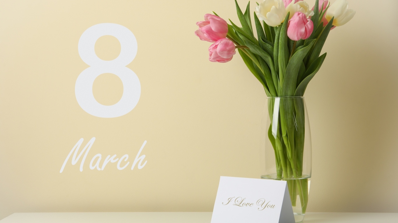 Букет тюльпанов в вазе на 8 марта