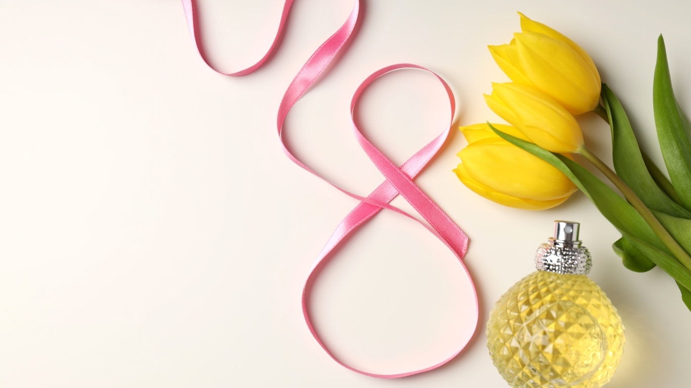 Цифра 8, желтые тюльпаны и духи для любимой