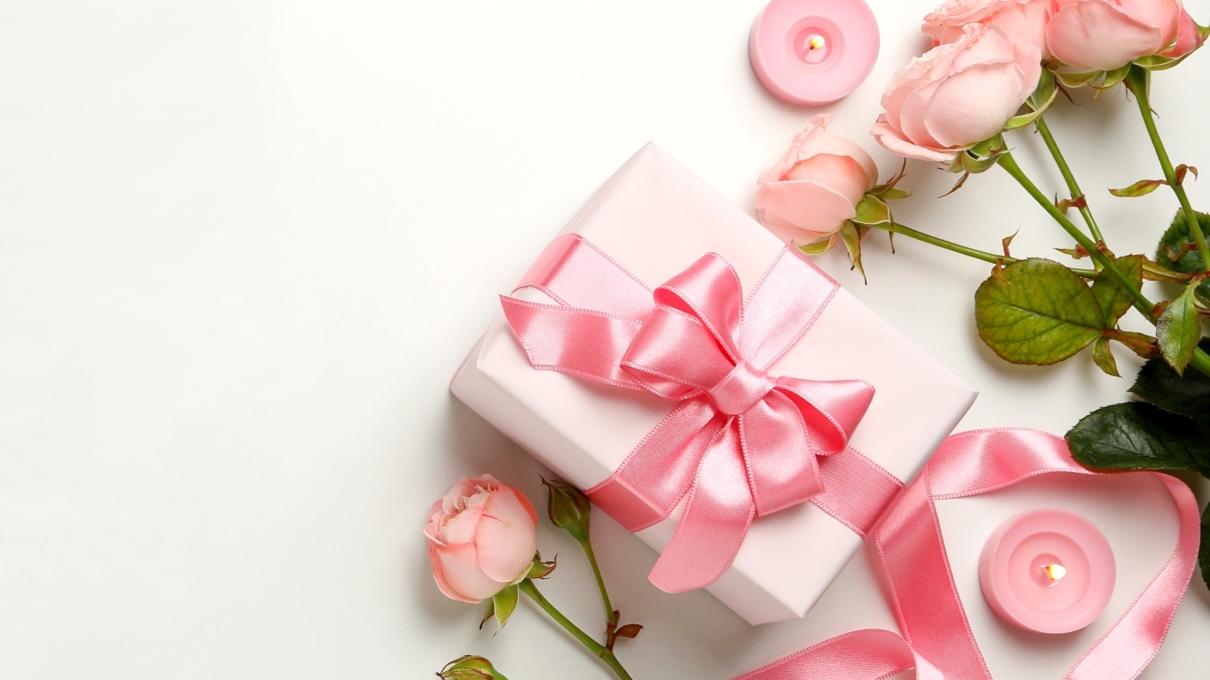 Розовые розы с подарком на белом фоне,  шаблон для открытки на 8 марта