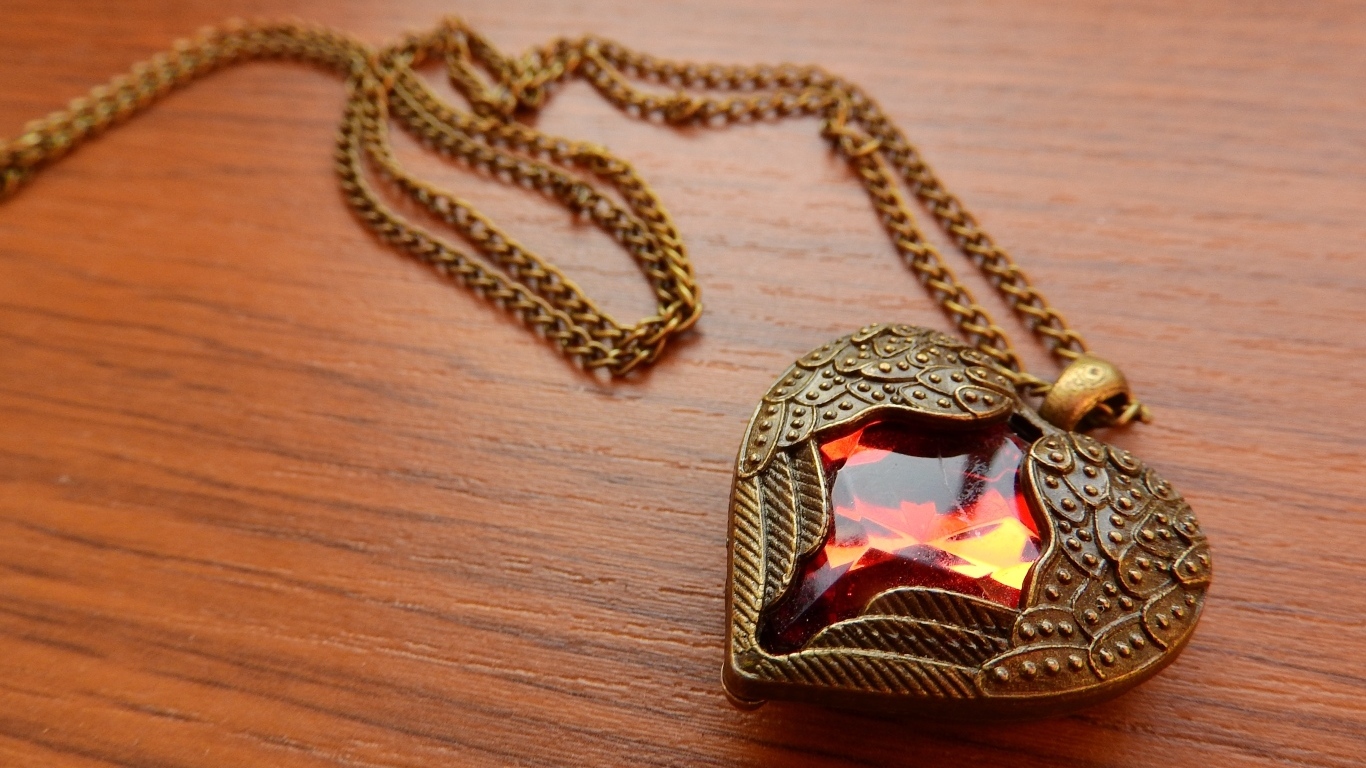 Красивый кулон в форме сердца с красным камнем