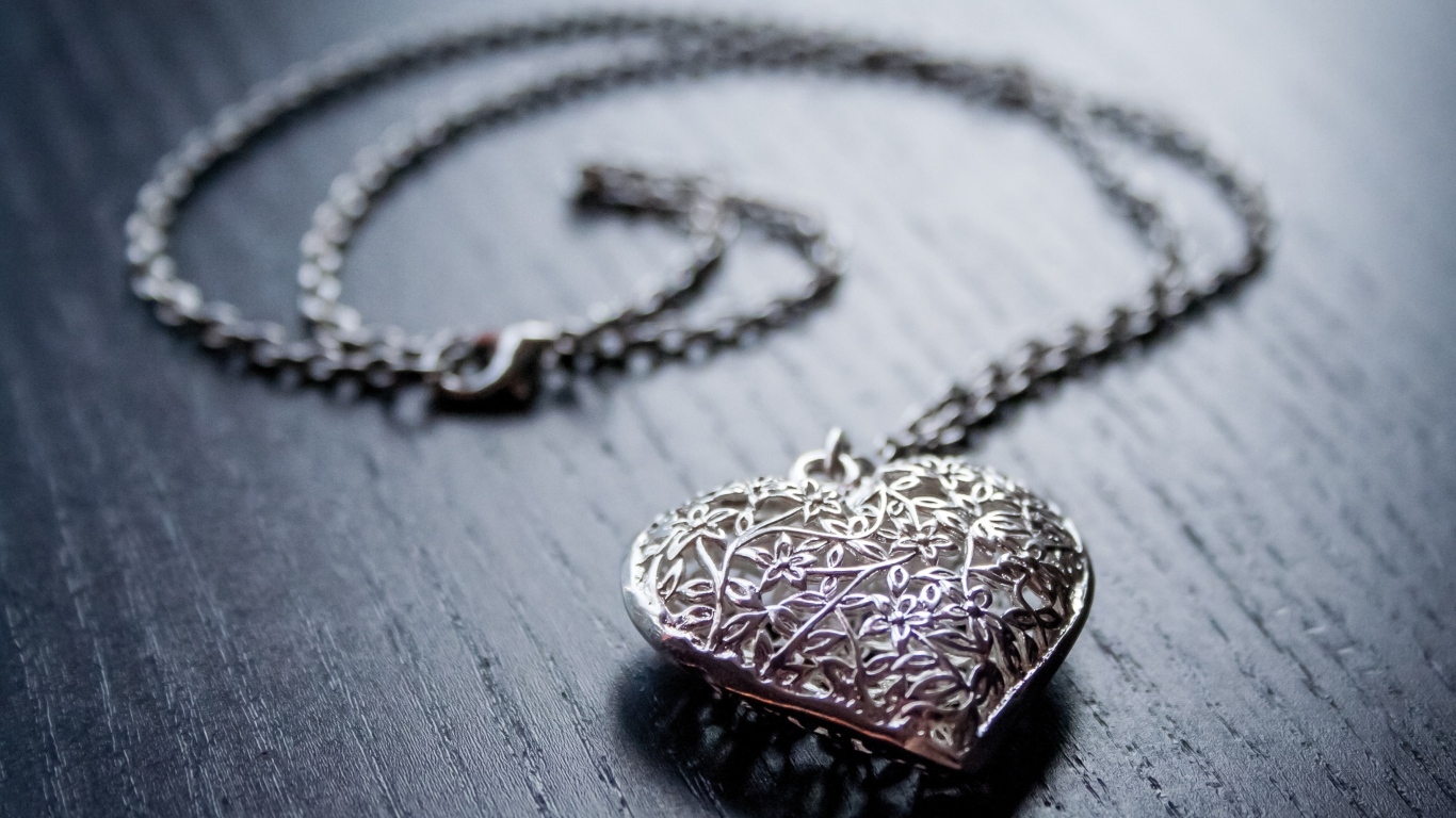 Красивая серебряная подвеска в форме сердца