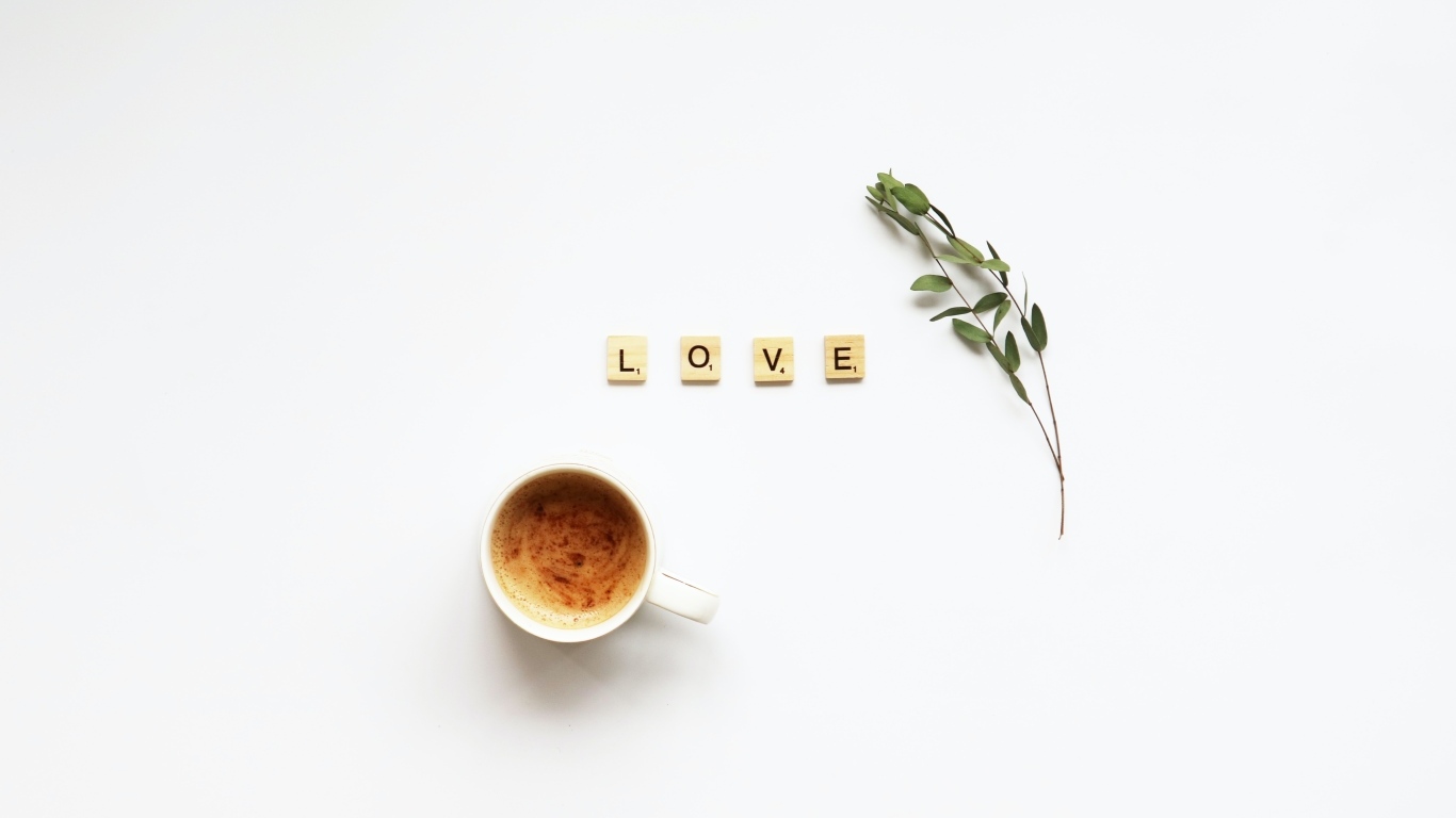 Кубики с надписью любовь на столе с кофе