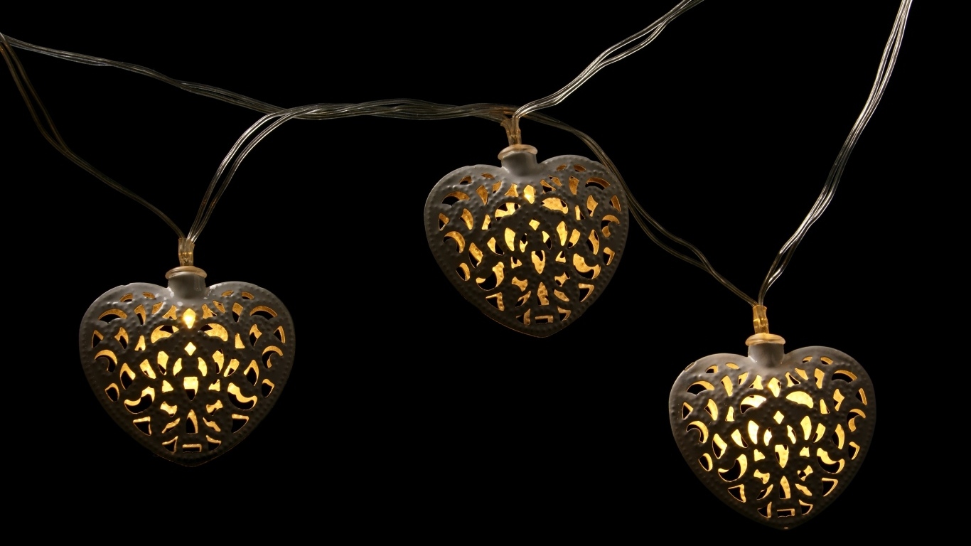 Гирлянда в форме сердца на черном фоне