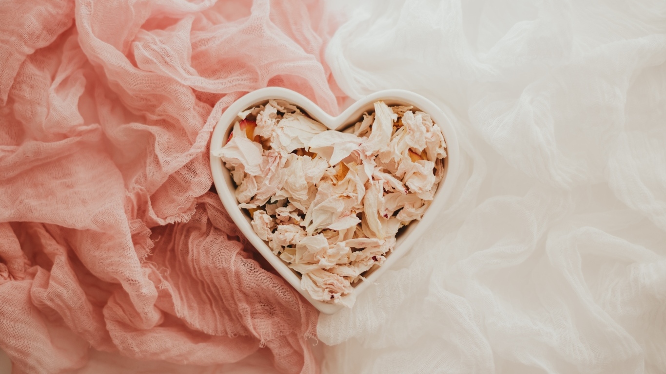 Коробка в форме сердце с сухими лепестками