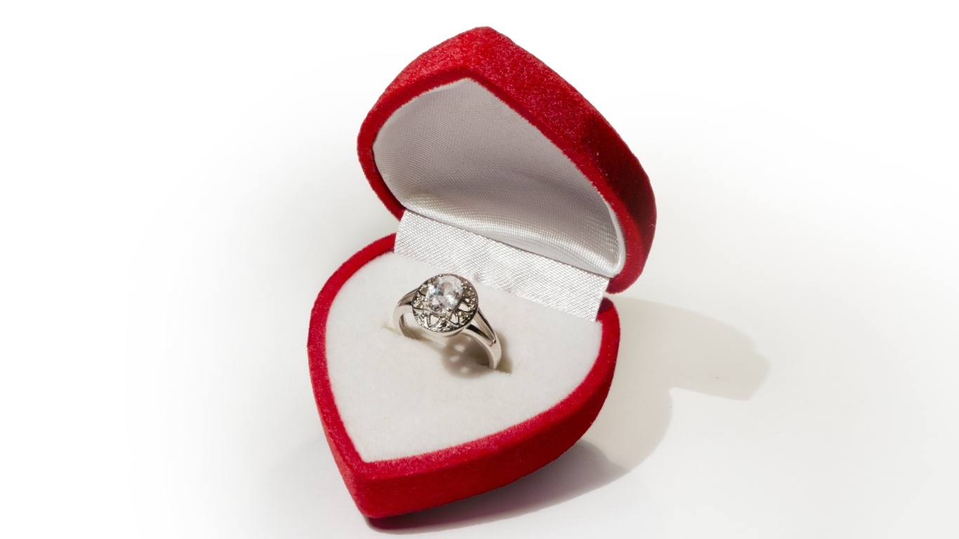 Кольцо  в красной коробке в форме сердца для любимой