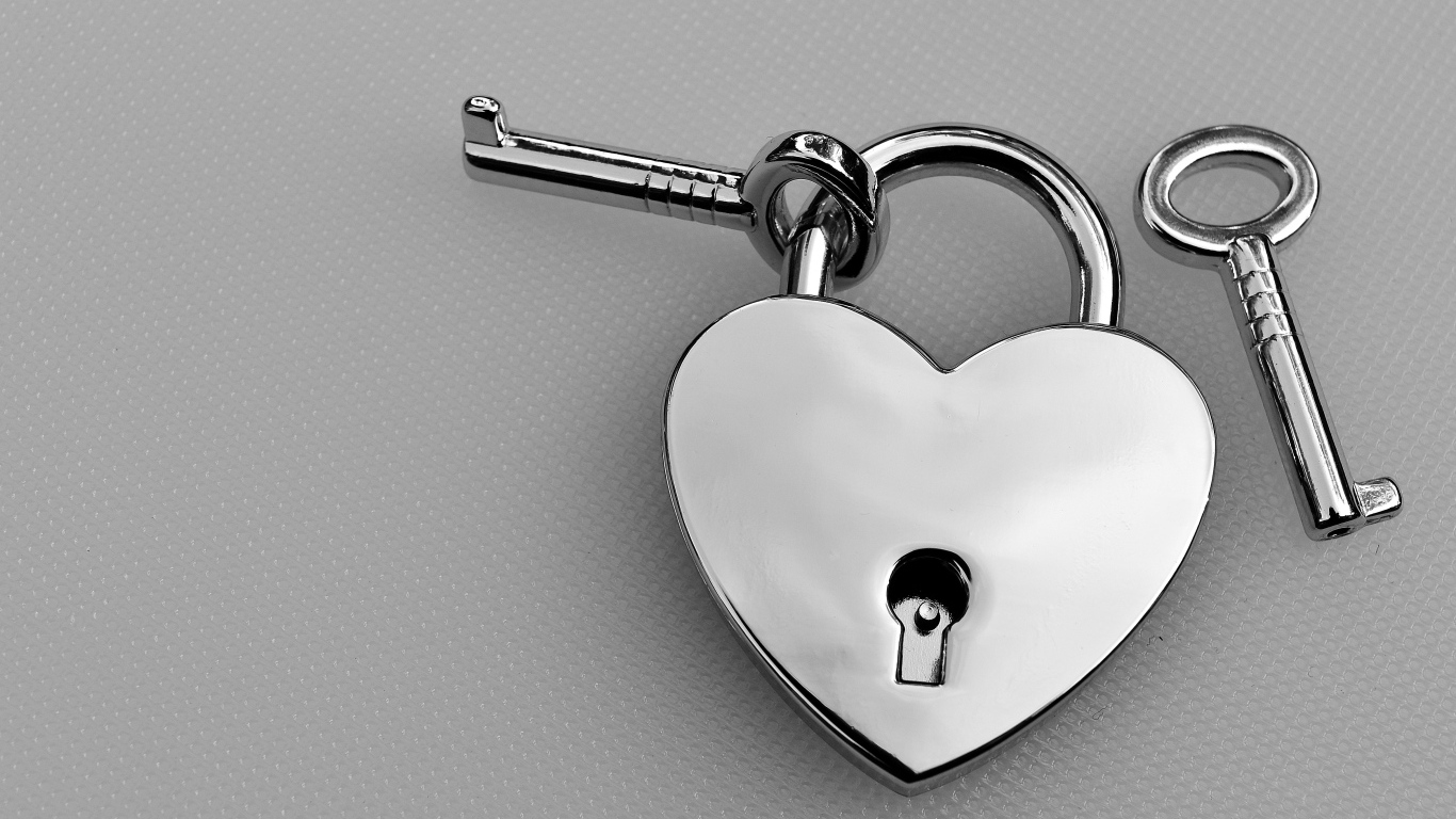 Серебряный замок в форме сердца с ключами