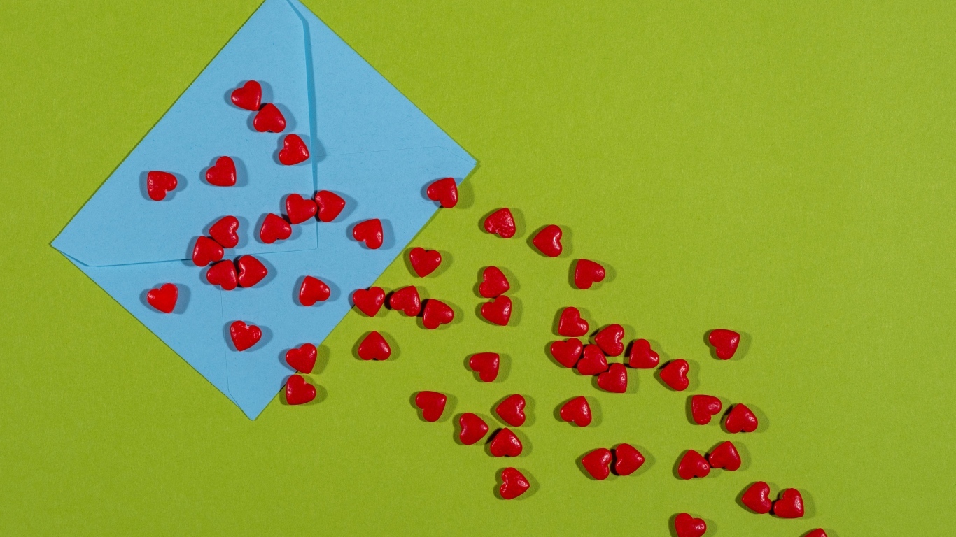 Маленькие сердечки с голубым конвертом