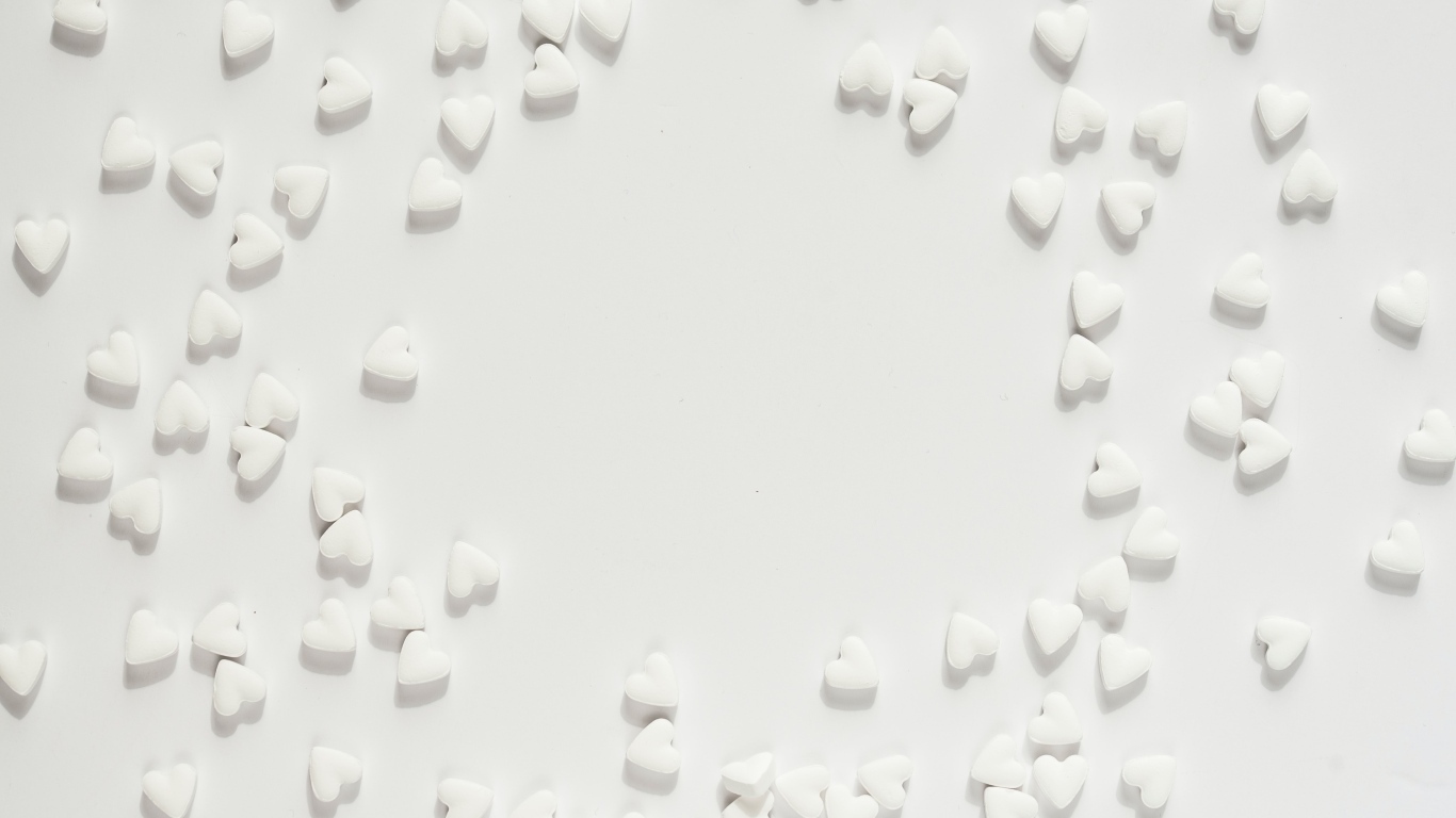 Маленькие белые сердечки на сером фоне