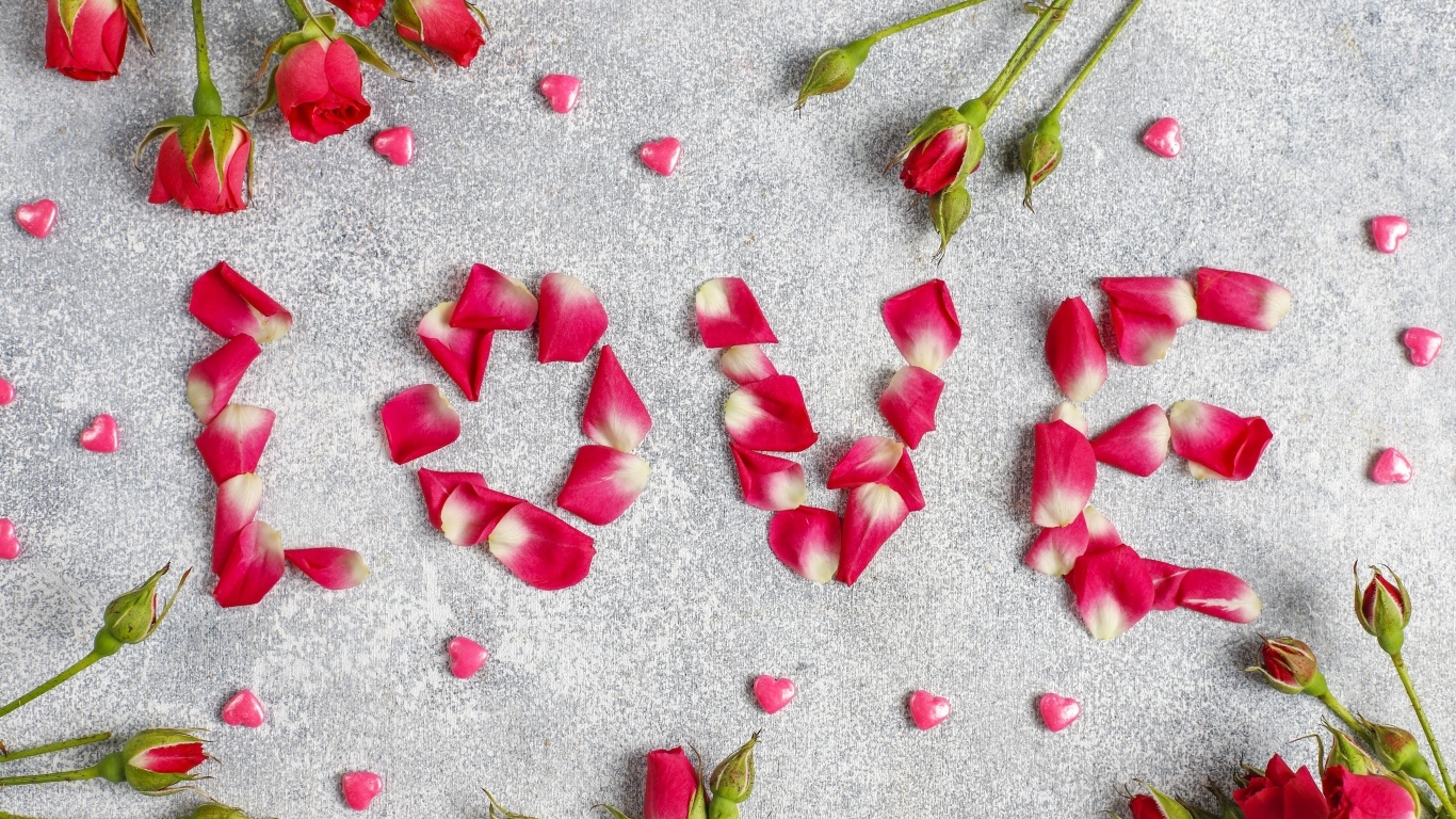 Надпись любовь из лепестков розы