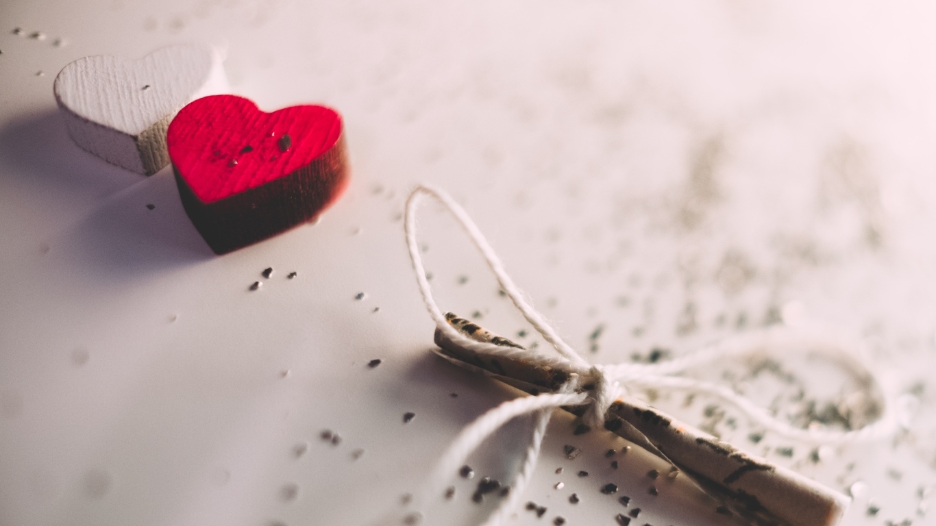 Два деревянных сердечка с запиской на столе