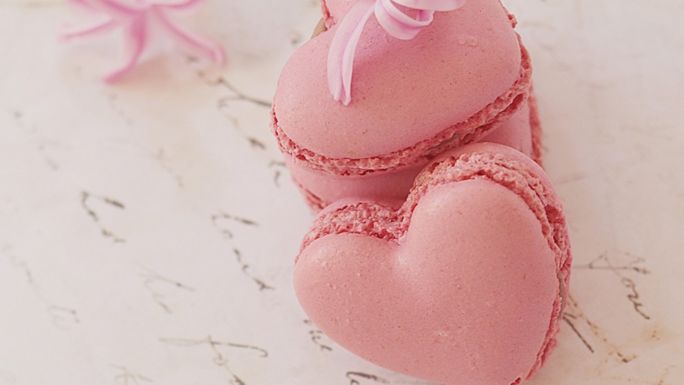 Розовый десерт макарун в форме сердца