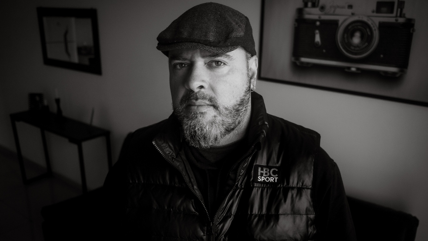 Бородатый мужчина в черной куртке