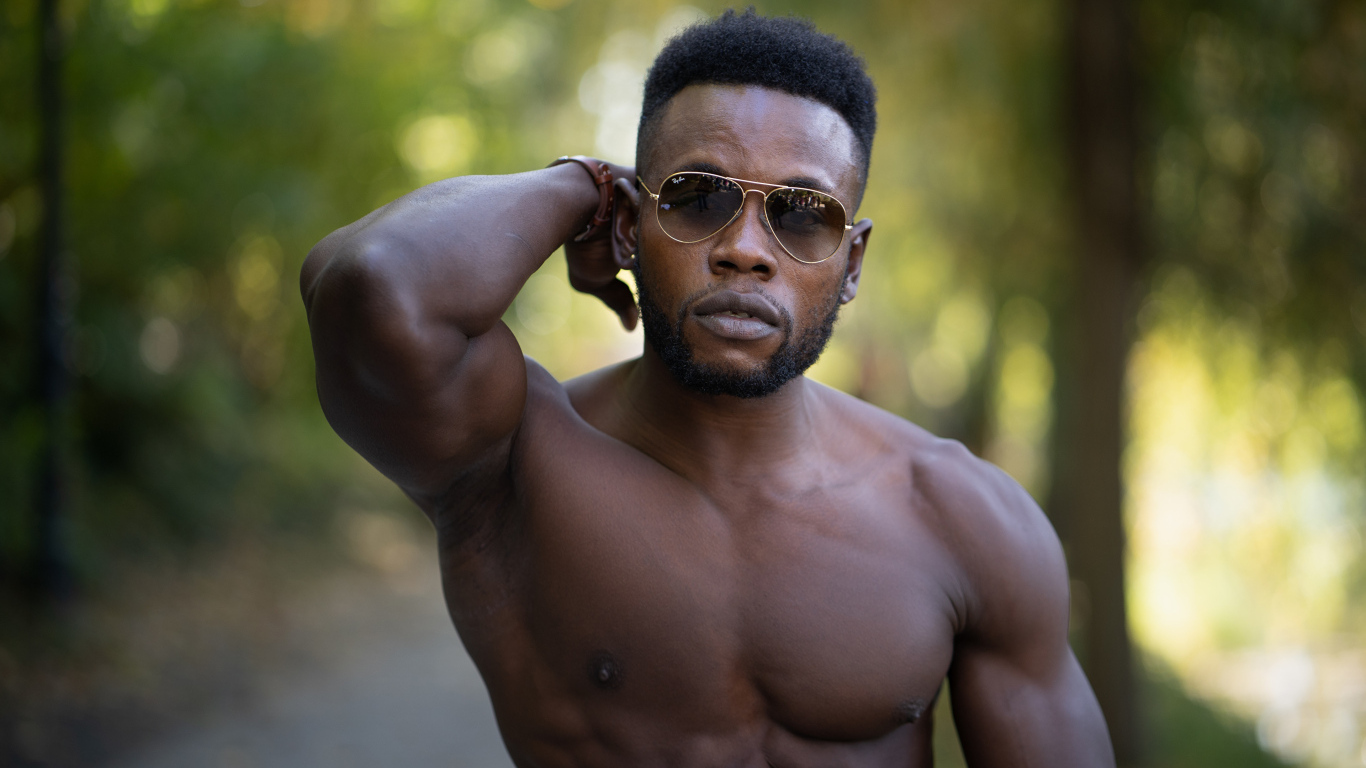 Накаченный сильный темнокожий мужчина