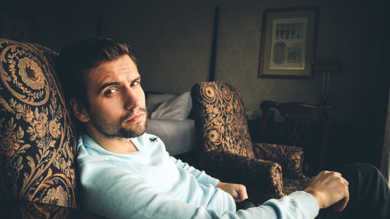 Деловой мужчина сидит в кресле 