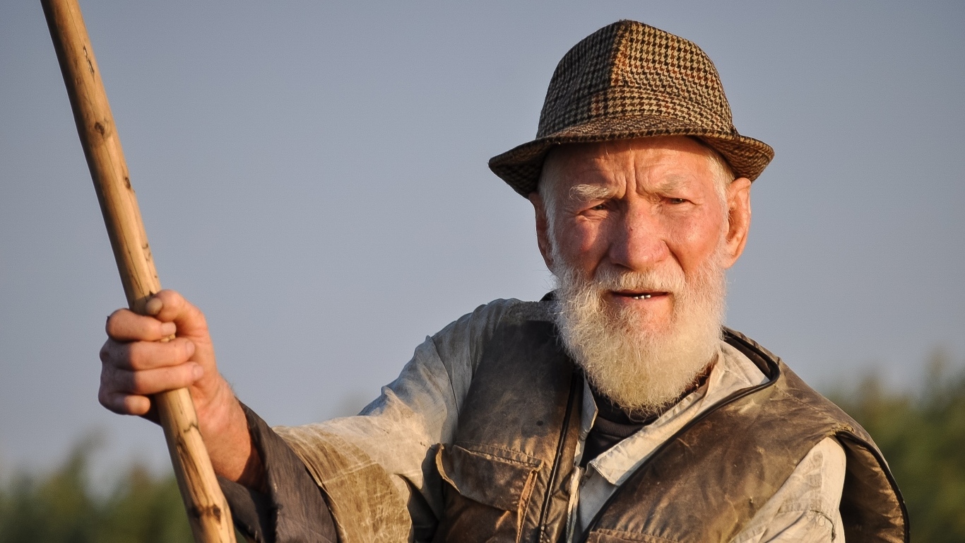 Пожилой мужчина рыбак 