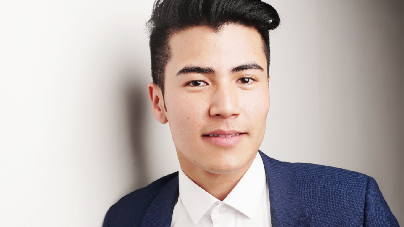 Красивый мужчина модель с прической