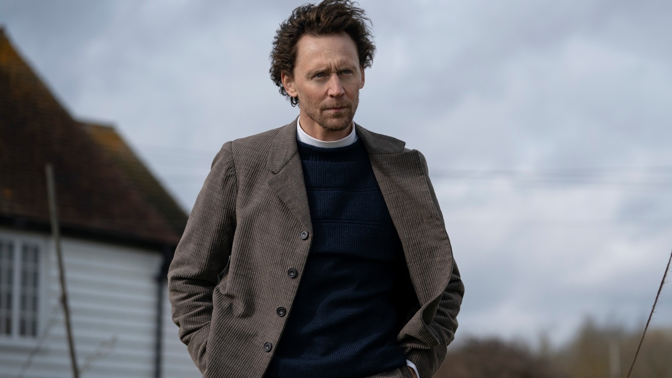 Английский актер Том Хиддлстон в костюме