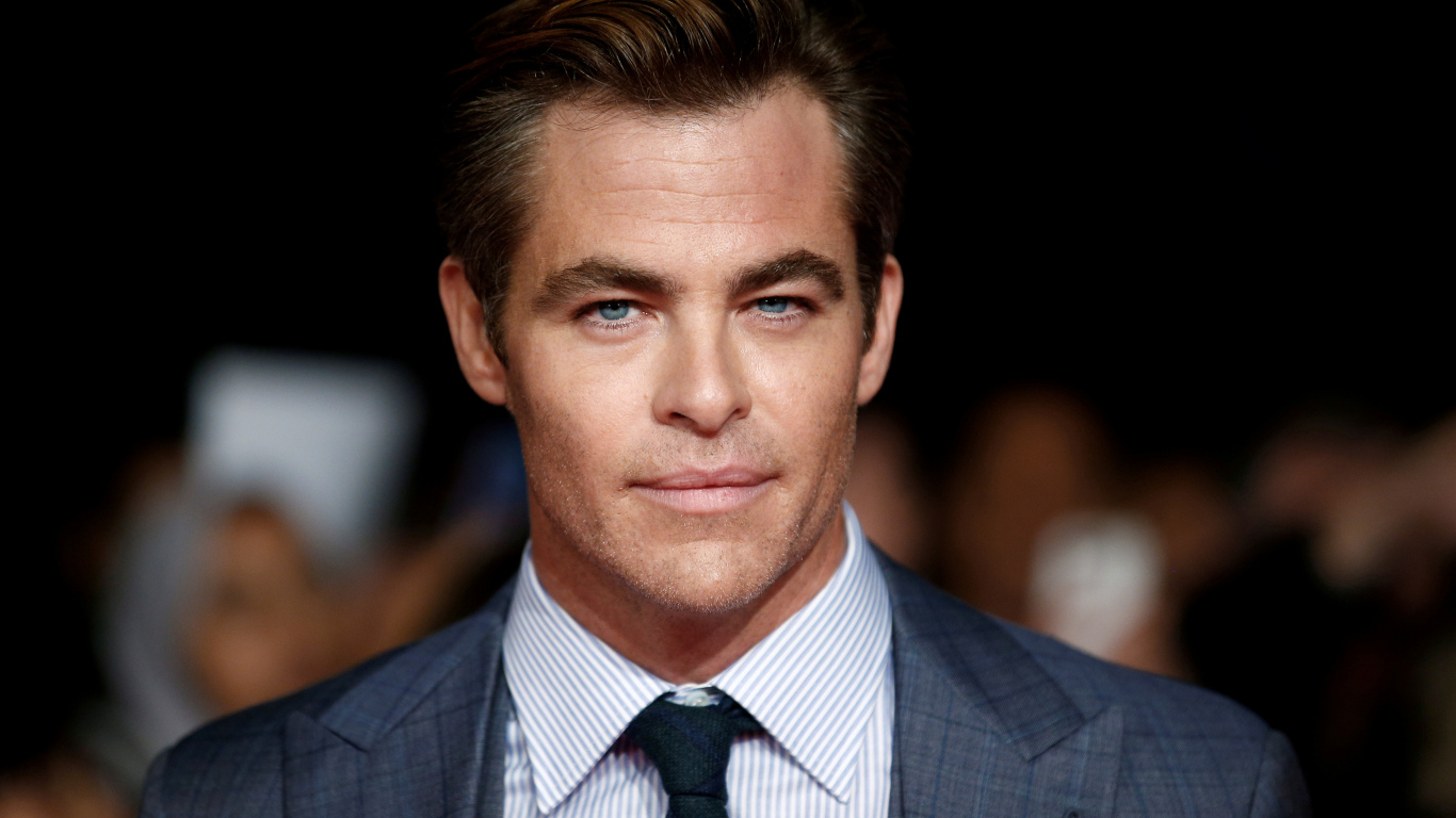 Популярный актер Крис Пайн в костюме