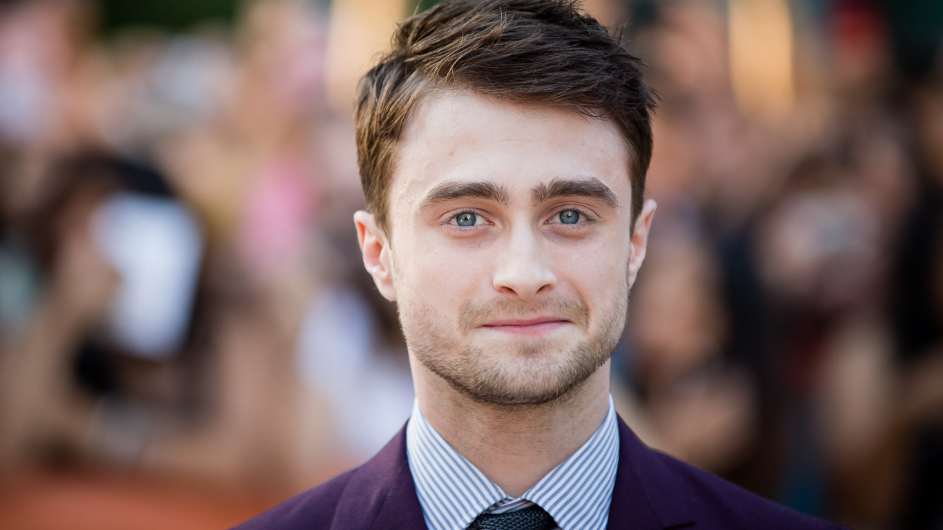 Популярный голубоглазый мужчина Дэниел Рэдклифф в костюме