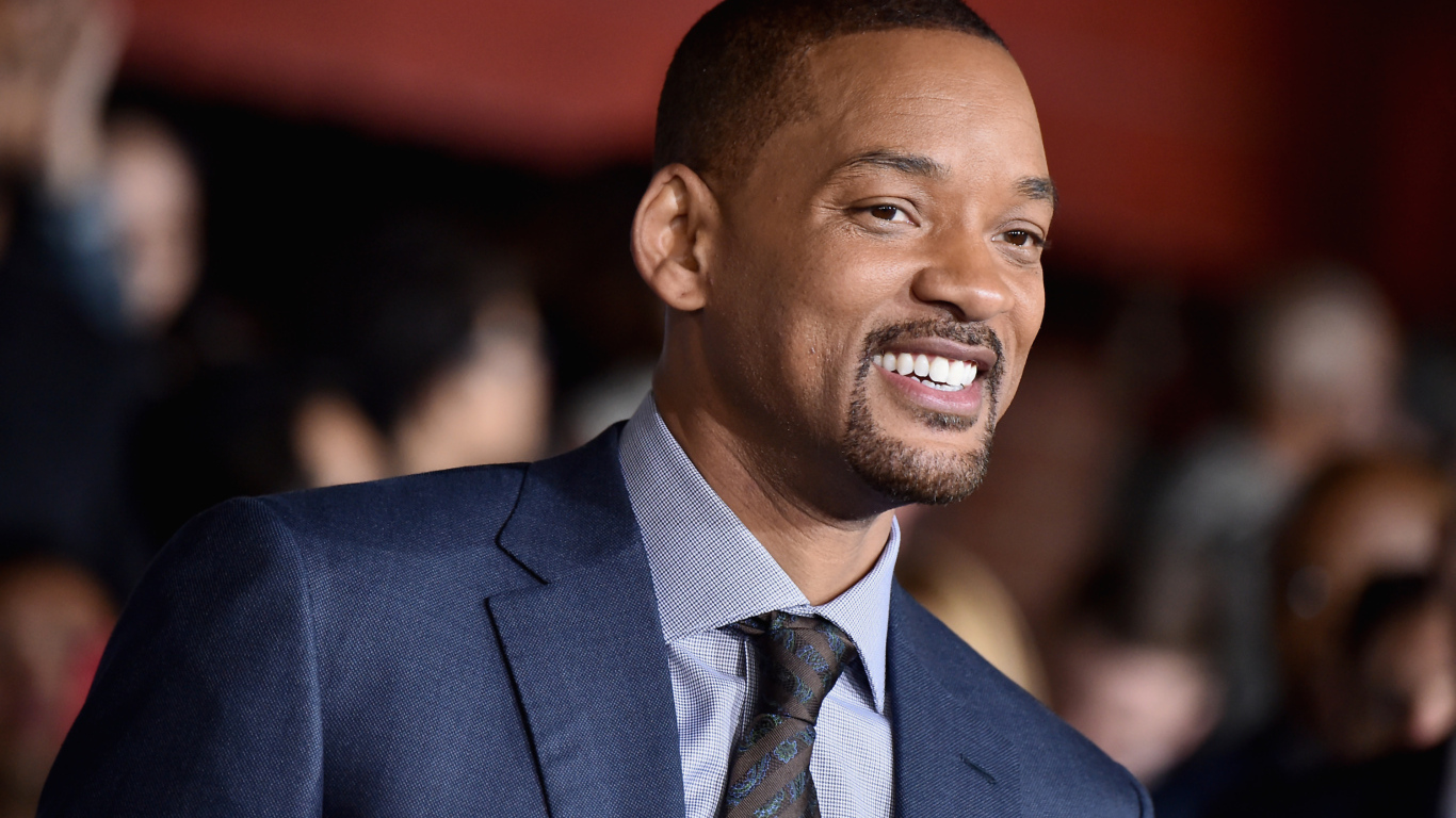 Улыбающийся актер Уилл Смит в костюме