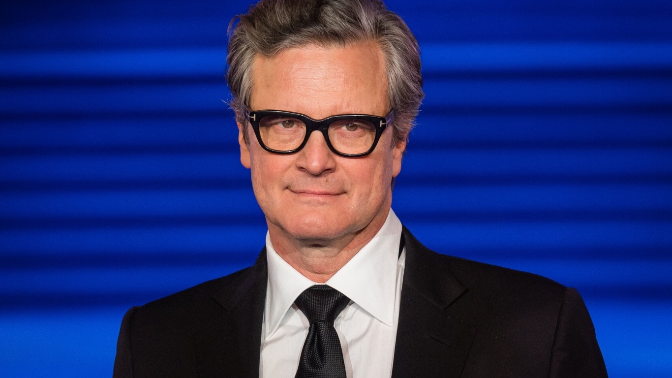 Стильный актер Колин Ферт на синем фоне