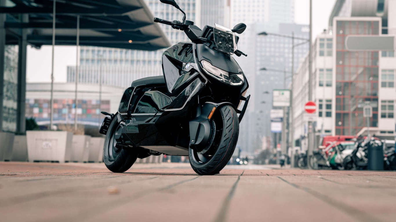 Черный мотоцикл BMW CE 04