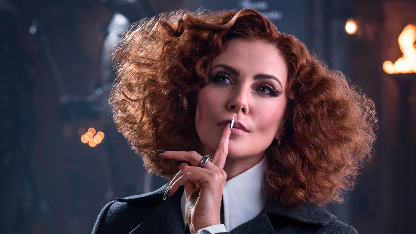 Красивая актриса Шарлиз Терон в фильме Школа добра и зла