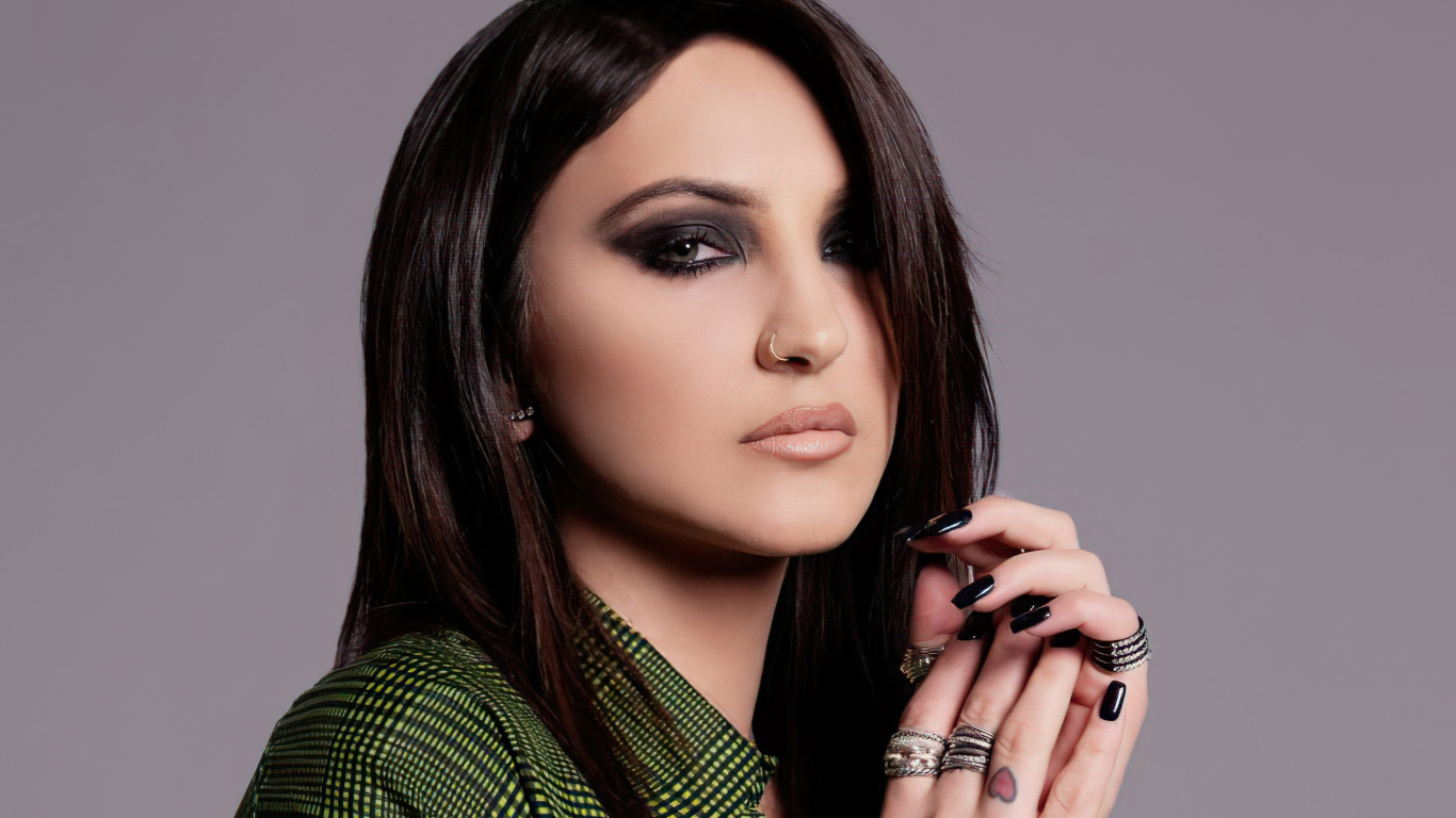 Американская певица Джулия Майклз крупным планом