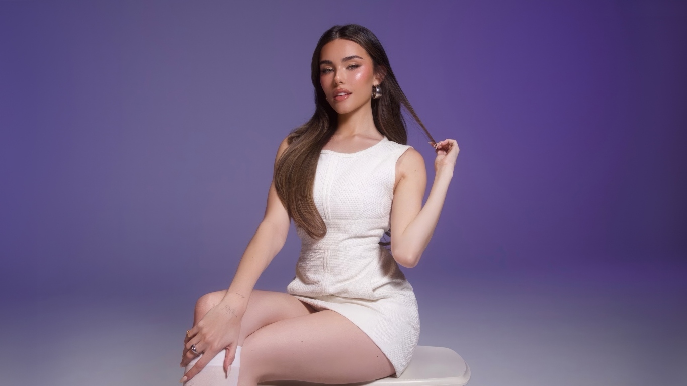 Американская певица Мэдисон Бир в белом платье