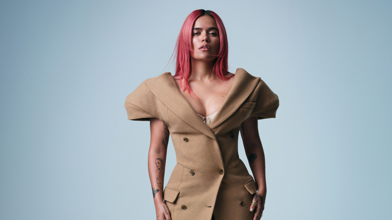 Яркая певица Karol G на сером фоне