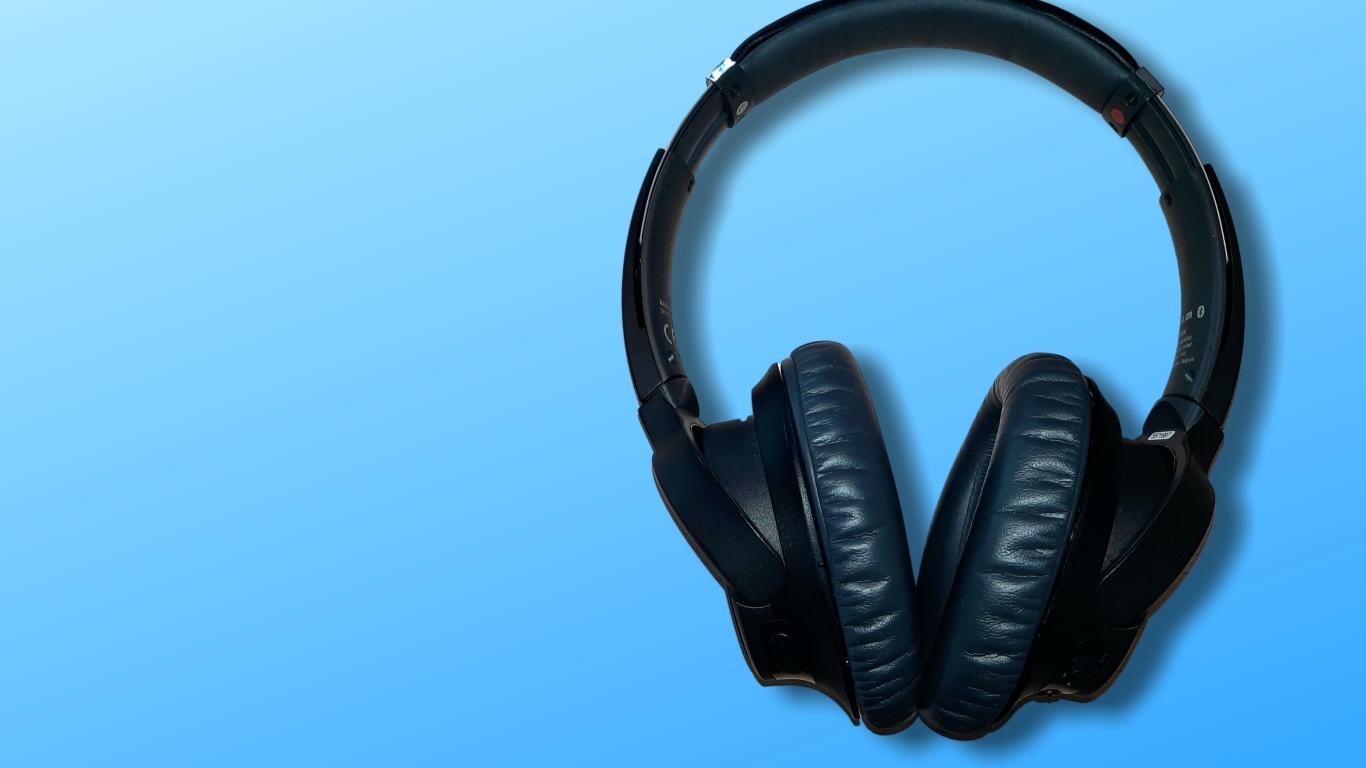 Большие черные наушники на голубом фоне