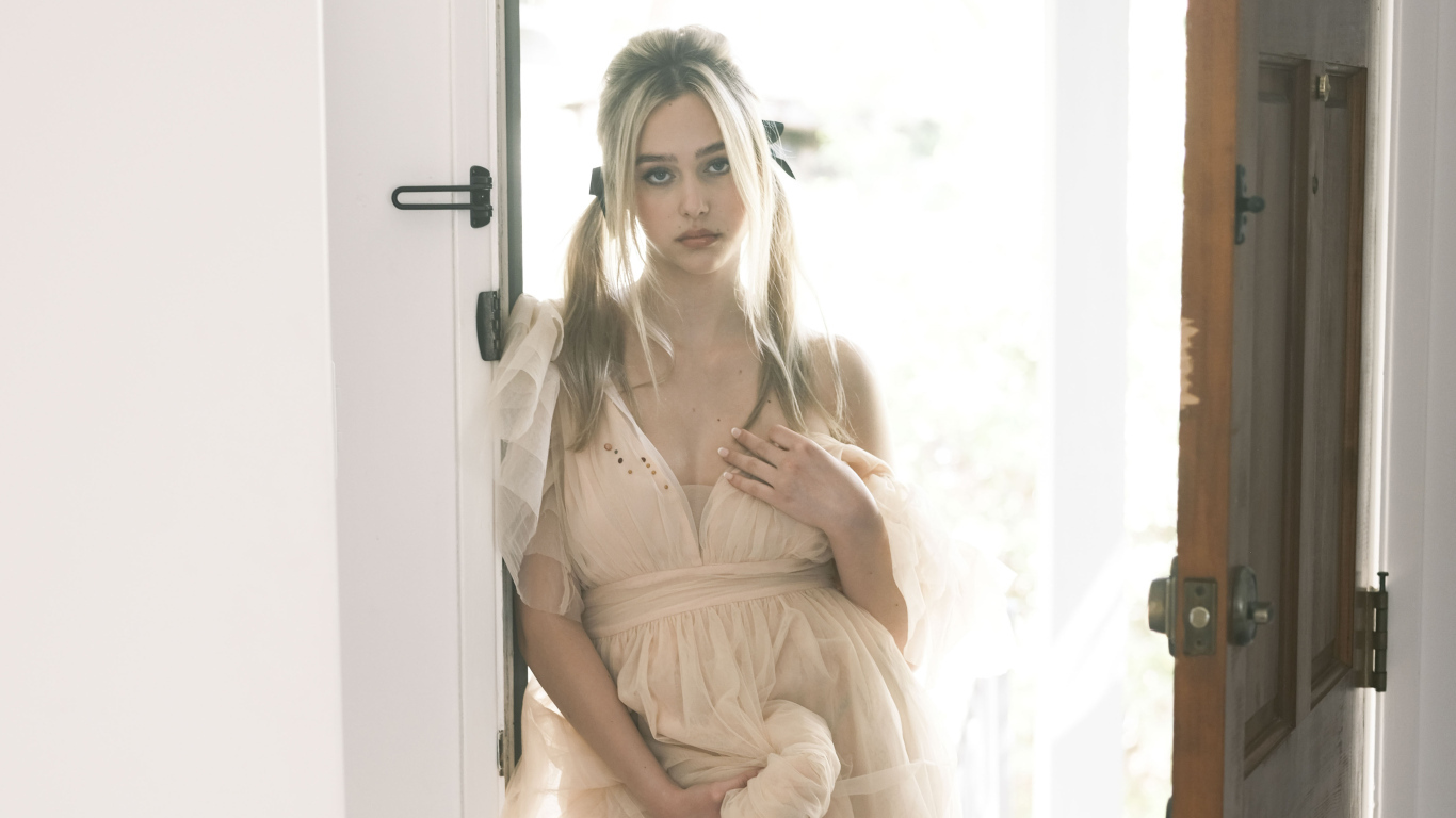 Исполнительница Havanna Winter в платье