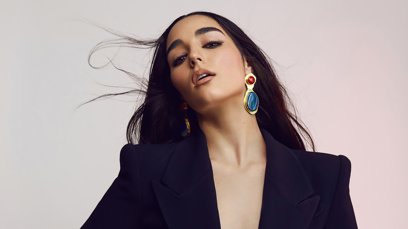 Певица Индиана Массара в черном пиджаке