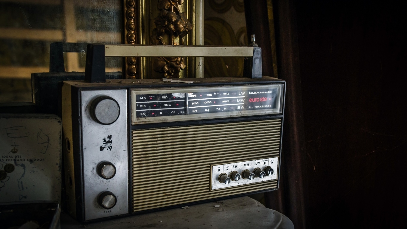 Старый радиоприемник стоит на столе