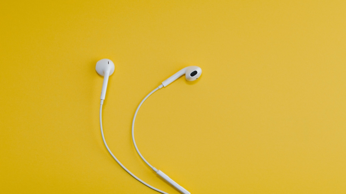 Белые наушники на желтом фоне