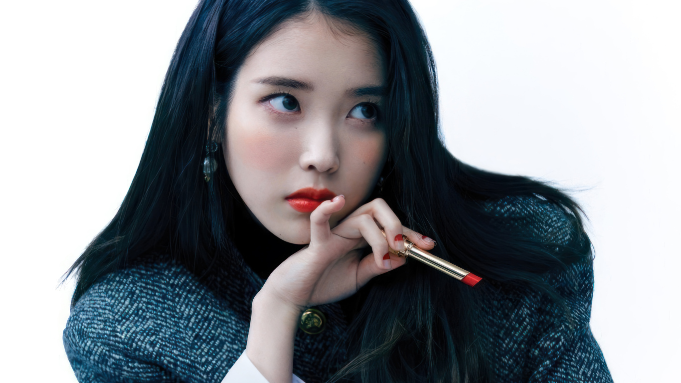 Молодая южнокорейская певица IU