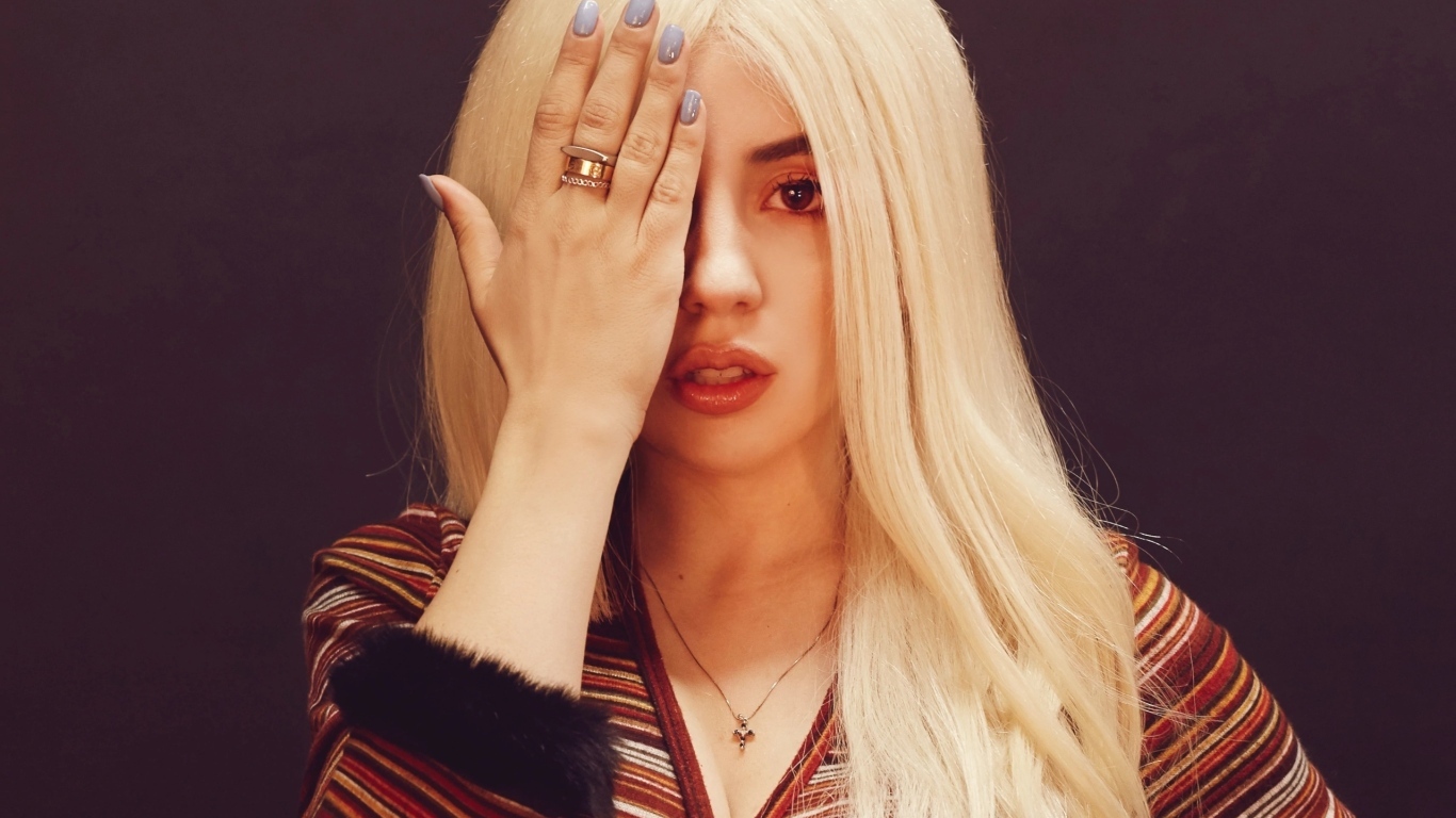 Молодая певица Эйва Макс закрыла глаз