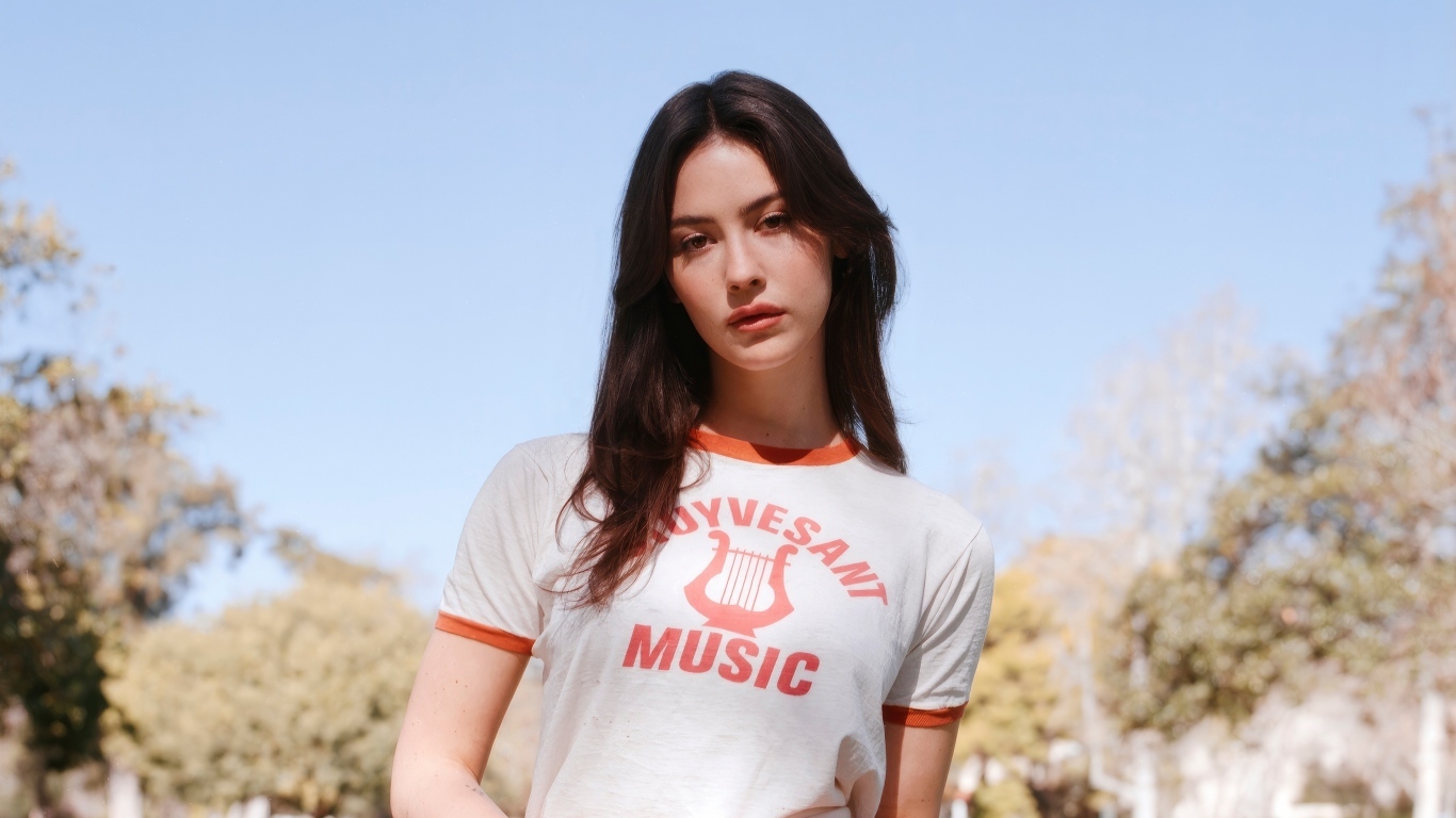 Молодая певица Грэйси Абрамс в футболке